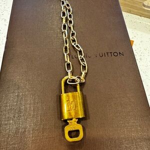 Louis Vuitton Key lock on unbranded chain